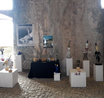 dans la salle des écuries du chateau