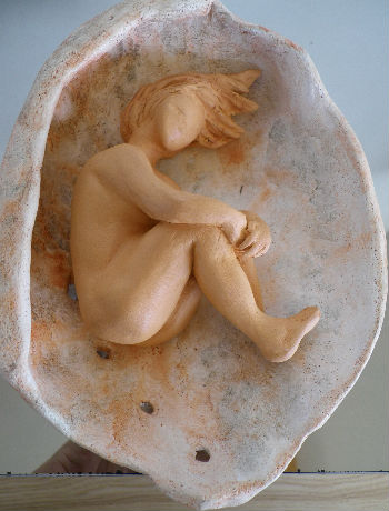 dans le creux de l`oreille
